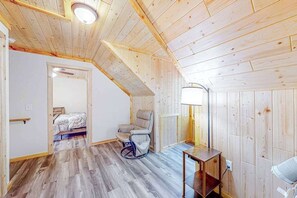 Desk, WiFi, bed sheets - Secluded retreat w/ lake access, snowmobile/ATV trail, large garage & bunk room (Land O' Lakes)
