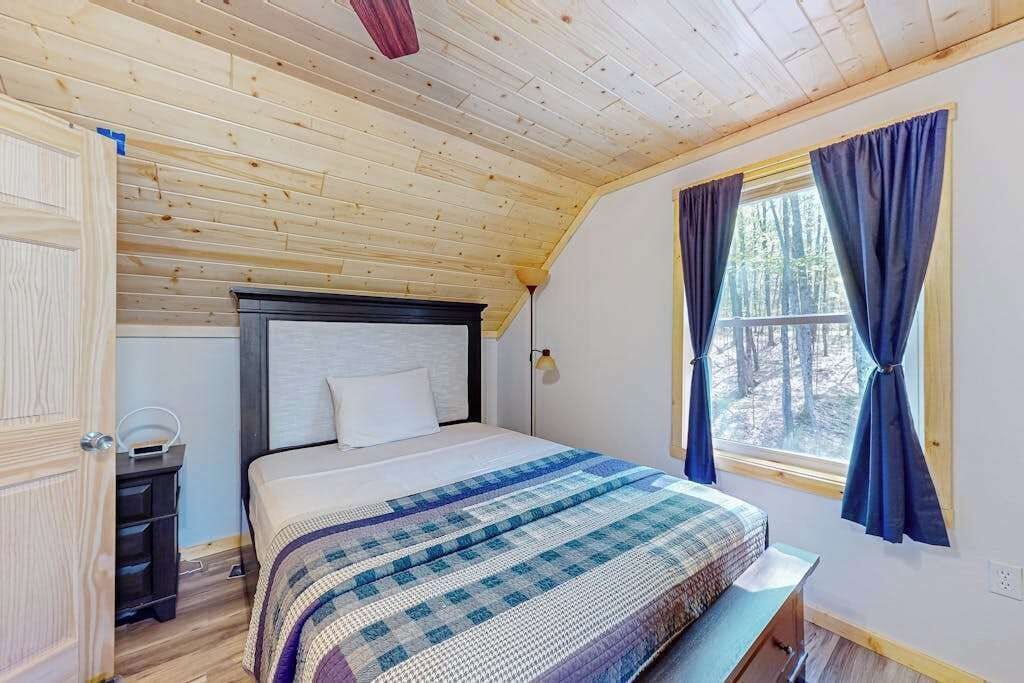 Desk, WiFi, bed sheets
