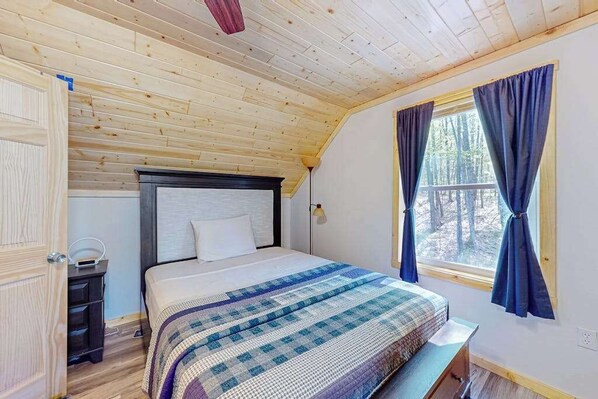 Desk, WiFi, bed sheets - Secluded retreat w/ lake access, snowmobile/ATV trail, large garage & bunk room (Land O' Lakes)