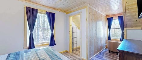 Een bureau, wifi, beddengoed