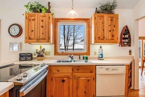 Fridge, microwave, oven, stovetop - Lakefront haven with three living areas and WiFi (Manitowish Waters)
