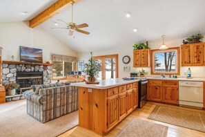 Fridge, microwave, oven, stovetop - Lakefront haven with three living areas and WiFi (Manitowish Waters)