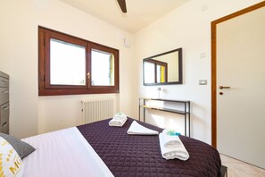 Iron/ironing board, free WiFi, bed sheets - MGH - My Lakeview Escape (Peschiera del Garda)