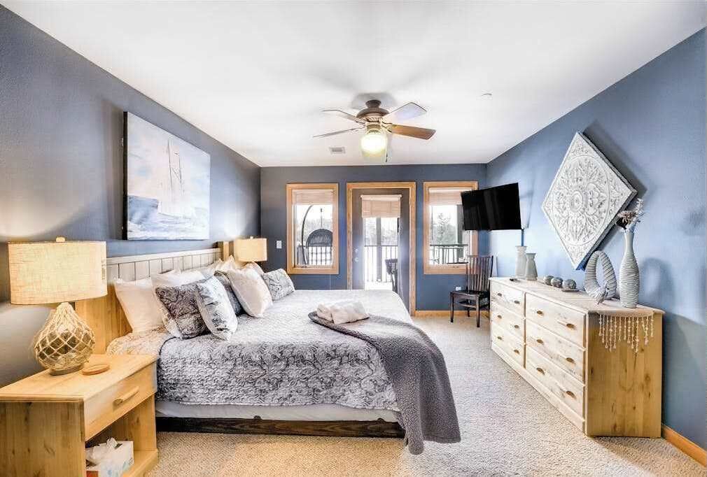 4 bedrooms, desk, iron/ironing board, travel crib