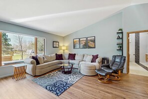 TV, offices - Green side smart home with golf, beach/lake access, off-site dock & EV charger (Nekoosa)