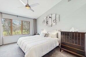 Desk, iron/ironing board, travel cot, WiFi - Green side smart home with golf, beach/lake access, off-site dock & EV charger (Nekoosa)