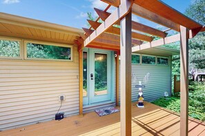 Terrace/patio - Green side smart home with golf, beach/lake access, off-site dock & EV charger (Nekoosa)
