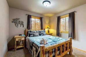 Iron/ironing board, WiFi, bed sheets - Gorgeous home w/ shared dock and lake access - spacious deck and firepit (Friendship)