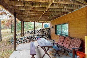 Outdoor dining - Gorgeous home w/ shared dock and lake access - spacious deck and firepit (Friendship)