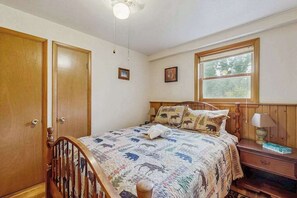 WiFi, bed sheets - Cozy wooded duplex w/ WiFi, full kitchen, shared W/D & near lakes & trails (Arkdale)