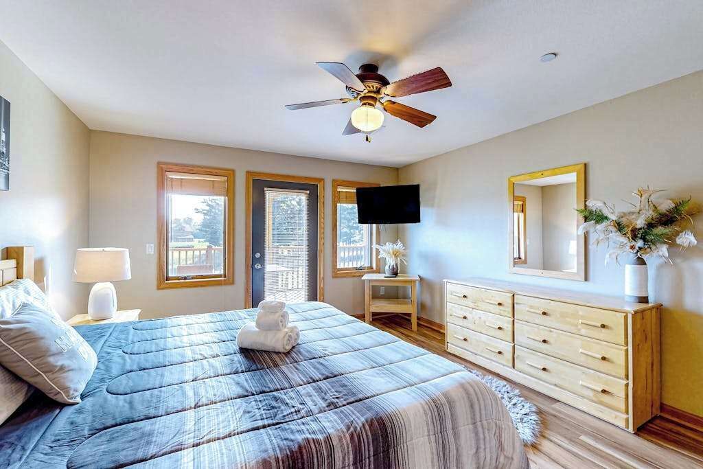 Travel crib, WiFi, bed sheets
