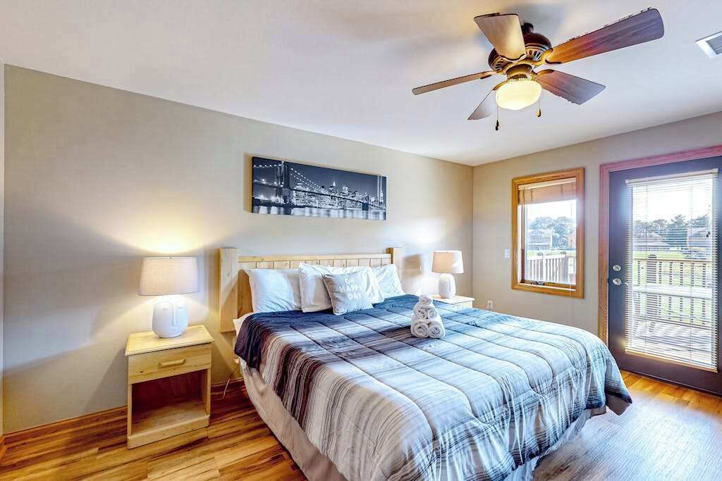 Travel crib, WiFi, bed sheets