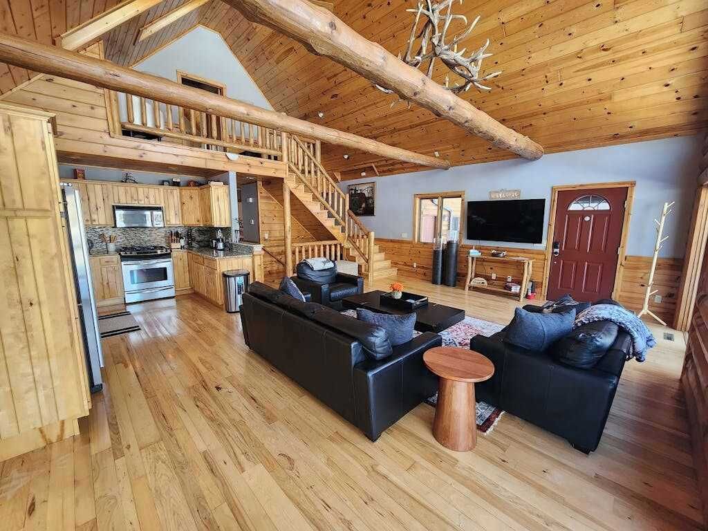 Televisión, chimenea y oficina 
