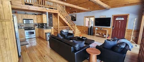 Televisión, chimenea y oficina