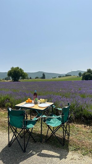 Outdoor dining - Vrbo Property (Saint-Symphorien-sous-Chomérac)