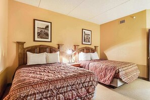 Tabla de planchar con plancha, cuna de viaje, internet y ropa de cama 