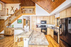 Fridge, microwave, oven, stovetop - Secluded lakefront cabin with deck, dock, kayak, canoe, & WiFi (Arbor Vitae)