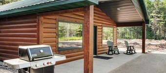 Modern dog-friendly cabin with hot tub, gas fireplace, patio, grill, & central AC