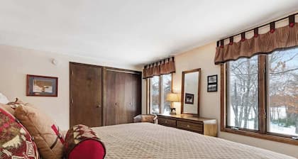 Rustic & convenient mountain condo w/ gas fireplace & lake views