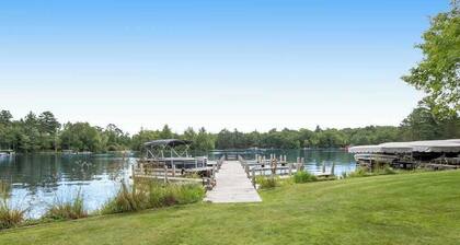 Rustic & convenient mountain condo w/ gas fireplace & lake views