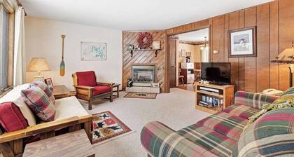 Rustic & convenient mountain condo w/ gas fireplace & lake views