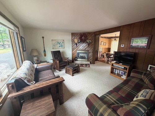 Rustic & convenient mountain condo w/ gas fireplace & lake views