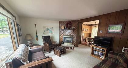 Rustic & convenient mountain condo w/ gas fireplace & lake views