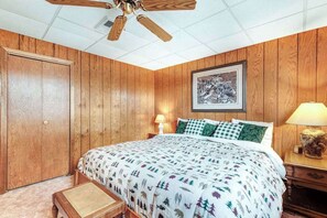2 bedrooms, iron/ironing board, WiFi, bed sheets - Peaceful, quiet lakefront dog-friendly cabin w/fishing dock, boats, campfire pit (Eagle River)