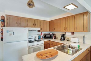 Fridge, microwave, oven, stovetop - Peaceful, quiet lakefront dog-friendly cabin w/fishing dock, boats, campfire pit (Eagle River)