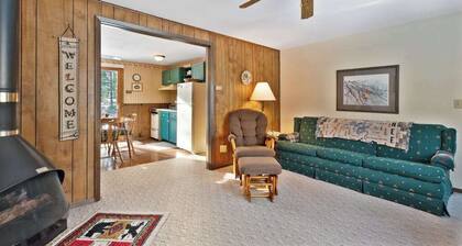 Cozy, family-friendly, riverview condo w/ a furnished patio & gas fireplace