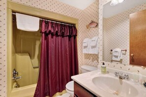 Shower, towels - Cozy, family-friendly, riverview condo w/ a furnished patio & gas fireplace (Eagle River)