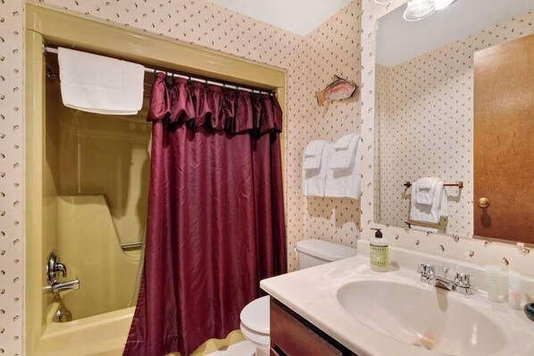 Shower, towels - Cozy, family-friendly, riverview condo w/ a furnished patio & gas fireplace (Eagle River)
