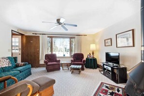 TV, fireplace, DVD player, offices - Cozy, family-friendly, riverview condo w/ a furnished patio & gas fireplace (Eagle River)