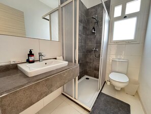Chalet, 3 Bedrooms, Lagoon View | Bathroom