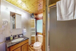 Shower, hair dryer, towels - Cozy, lakefront cottage w/ a firepit,kayak,shared patio, gas grill, & free WiFi (Eagle River)