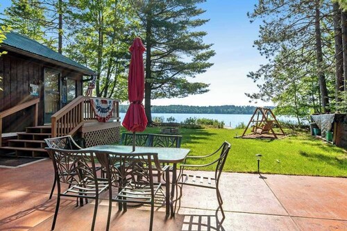 Cozy, lakefront cottage w/ a firepit,kayak,shared patio, gas grill, & free WiFi