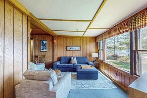 TV, offices - Cozy, lakefront cottage w/ a firepit,kayak,shared patio, gas grill, & free WiFi (Eagle River)