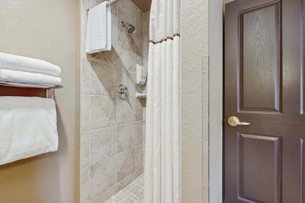 Douche, sèche-cheveux, serviettes fournies