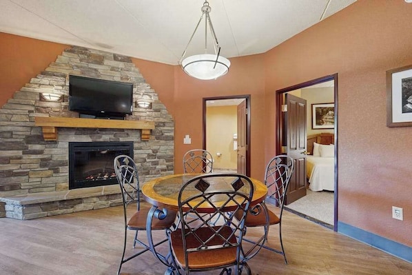 Dining - Chula Vista condo w/ whirlpool, fireplace, central AC & playground (Wisconsin Dells)