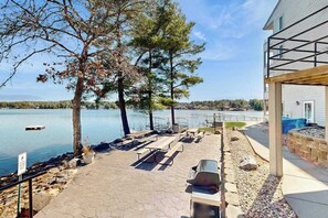 Terrace/patio - Waterfront condo with shared pools, hot tubs, beach, lake access, WiFi & A/C (Wisconsin Dells)