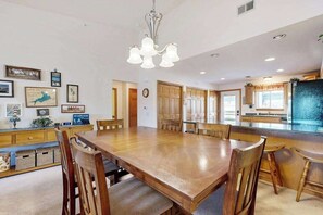 Dining - Waterfront condo with shared pools, hot tubs, beach, lake access, WiFi & A/C (Wisconsin Dells)