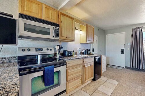 Ground-floor hotel-style condo with fast WiFi, central AC, & kitchenette