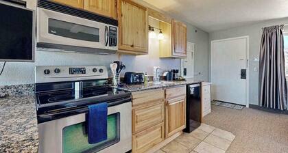 Ground-floor hotel-style condo with fast WiFi, central AC, & kitchenette
