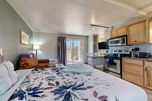 Iron/ironing board, internet, bed sheets - Ground-floor hotel-style condo with fast WiFi, central AC, & kitchenette (Wisconsin Dells)