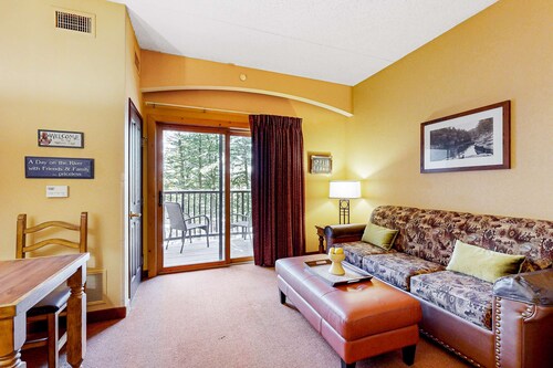 Ideally located condo with scenic balcony, on-site golf, & central AC