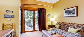 Ideally located condo with scenic balcony, on-site golf, & central AC