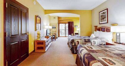 Ideally located condo with scenic balcony, on-site golf, & central AC