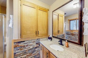 Shower, hair dryer, towels - Peaceful river view home with a furnished deck, firepit, central AC, & WiFi (Wisconsin Dells)