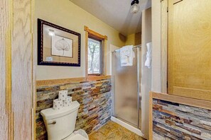 Shower, hair dryer, towels - Peaceful river view home with a furnished deck, firepit, central AC, & WiFi (Wisconsin Dells)