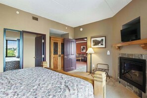 Iron/ironing board, Internet, bed sheets - Resort Condo w/ Adventure Perks in the Dells (Wisconsin Dells)
